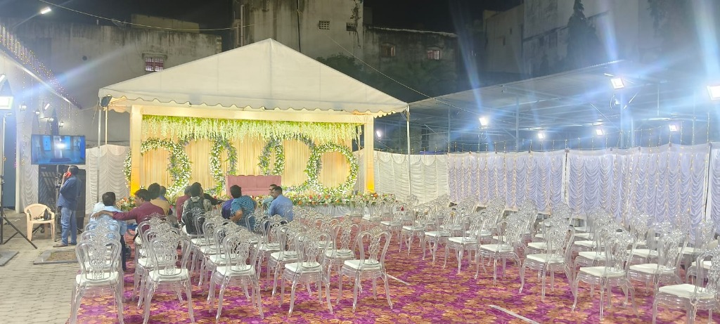 Beautiful Outdoor Evening Wedding Stage Decoration with Floral Circles